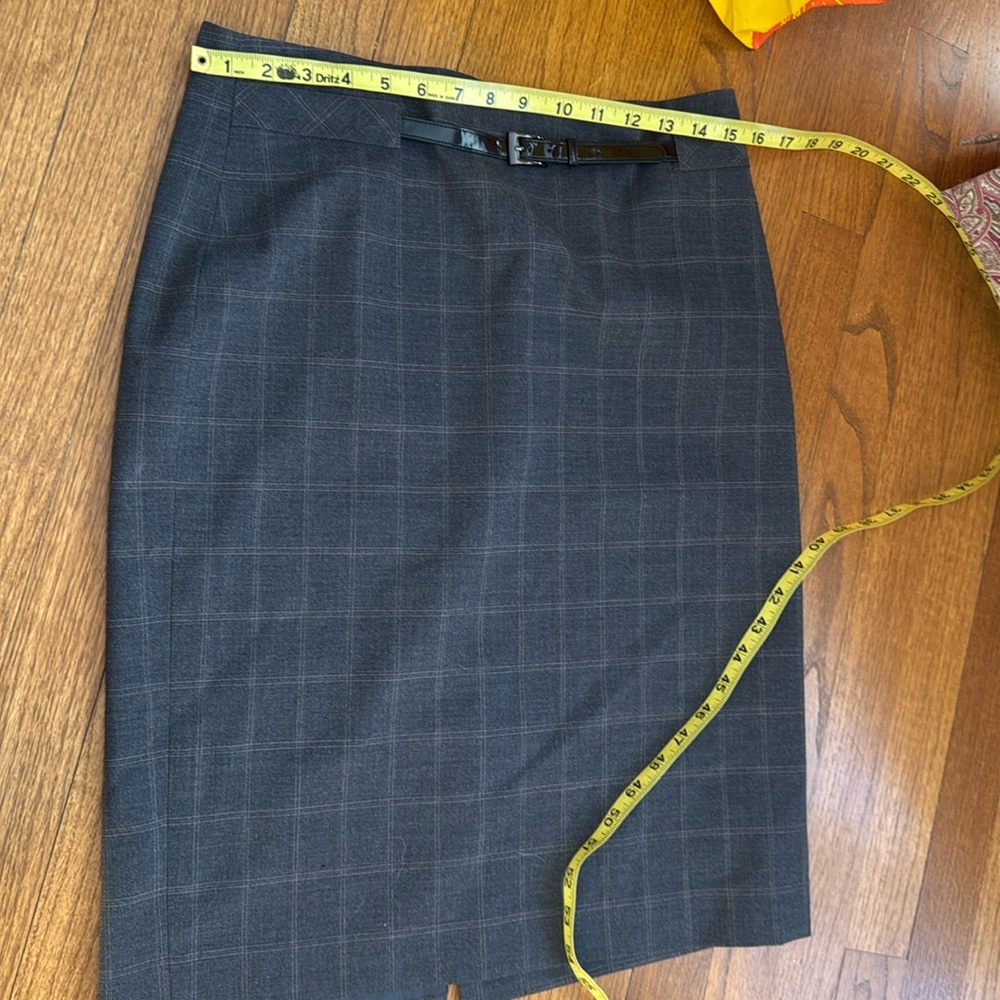 Ann Taylor size 8 windowpane pencil skirt with belt accent.